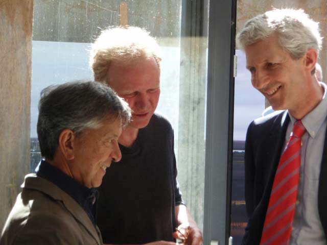 Helmuth van Galen in gesprek met Willem de Winter (Tussen Kunst en Kitsch) en Frans Leidelmeijer bij opening tentoonstelling 2011 in Castellvum Aqvae